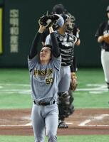 　３回、ピンチで汗をぬぐう富田（撮影・金田祐二）