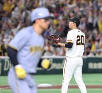 　４回、森下（左）に同点ソロを浴びた戸郷　