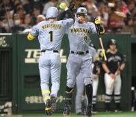 　４回、同点のソロを放った森下（左）とタッチを交わす佐藤輝（撮影・堀内翔）
