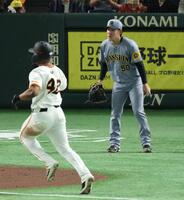 　３回、若林の犠飛で先制を許す富田（撮影・金田祐二）