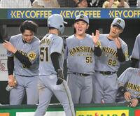 　６回、生還した中野（５１番）を迎える富田（撮影・堀内翔）