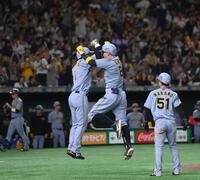 阪神・佐藤輝明が特大の11号3ラン！巨人から2桁得点に左翼席が