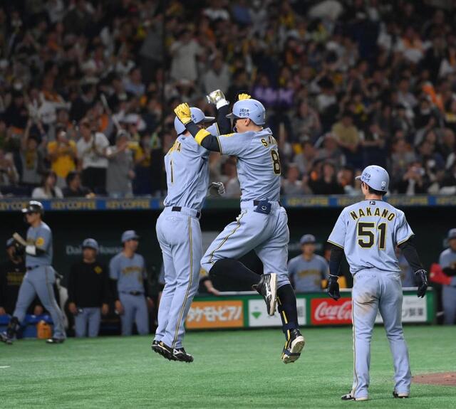 阪神・佐藤輝明が特大の11号3ラン！巨人から2桁得点に左翼席が