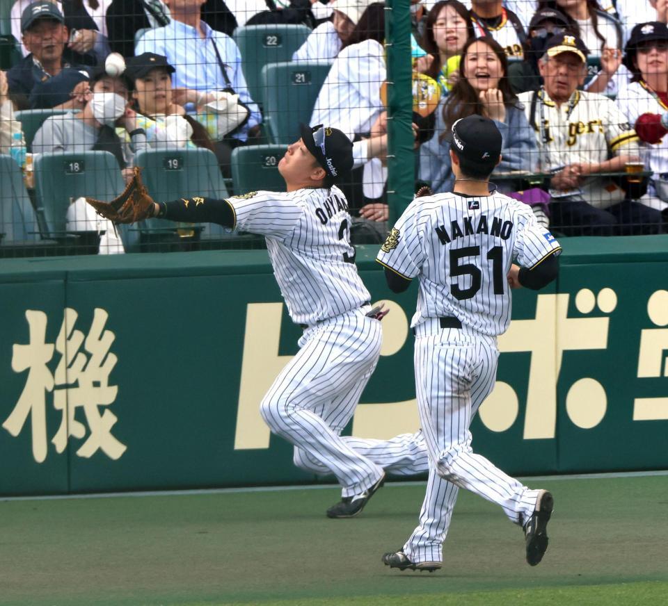 　６回、大山は山田の飛球を好捕する（撮影・山口登）