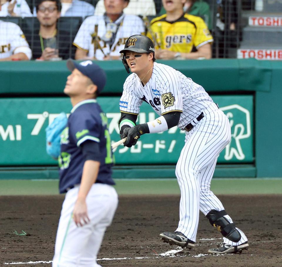 　６回、好機で右飛に倒れた前川。投手石川（撮影・山口登）