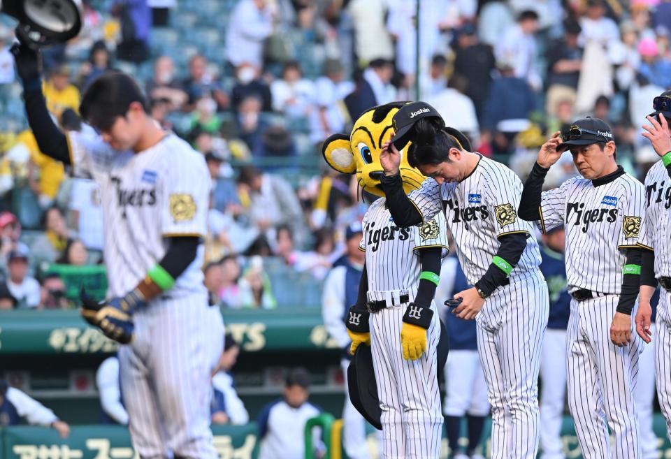 　ヤクルトに敗れスタンドへ一礼する藤川監督（右から２人目）＝撮影・西田忠信