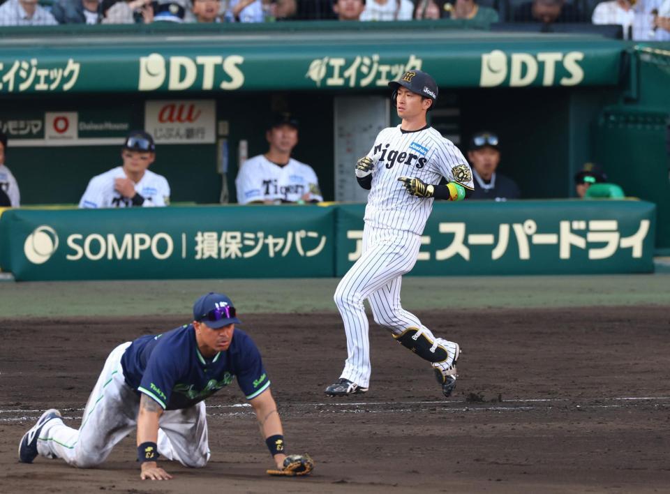 ９回阪神２死一塁、右前打を放つ阪神・近本光司＝甲子園（撮影・山口登）