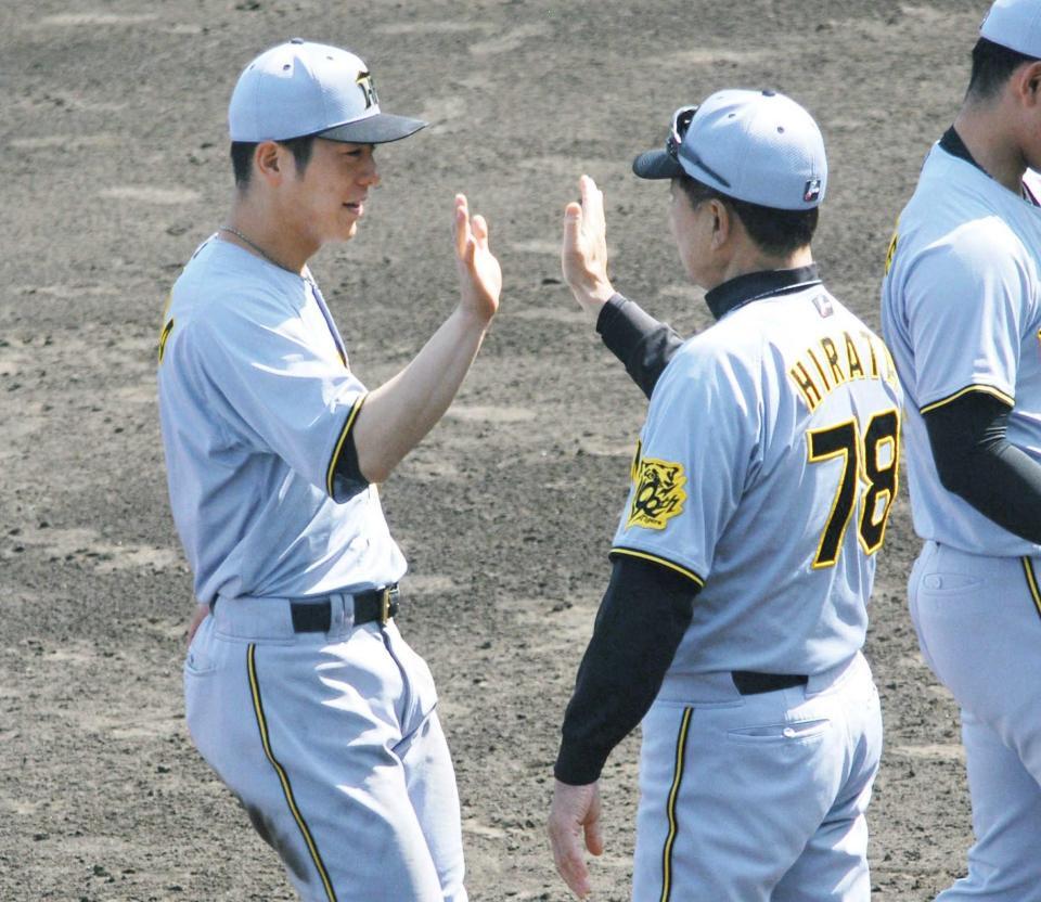 　試合後、平田２軍監督（右）に迎えられる豊田