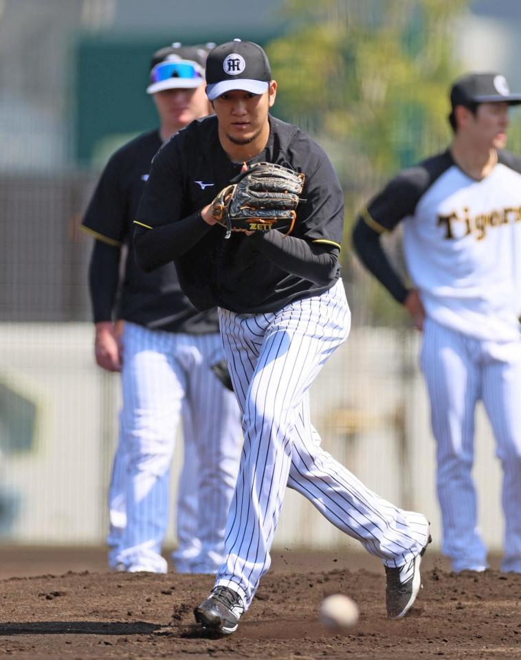 　投内連係で打球を追う岩貞（撮影・北村雅宏）