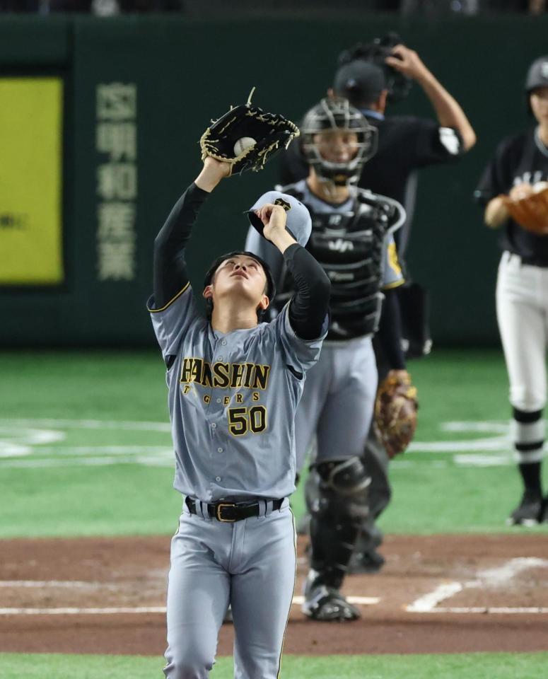 　３回、ピンチで汗をぬぐう富田（撮影・金田祐二）