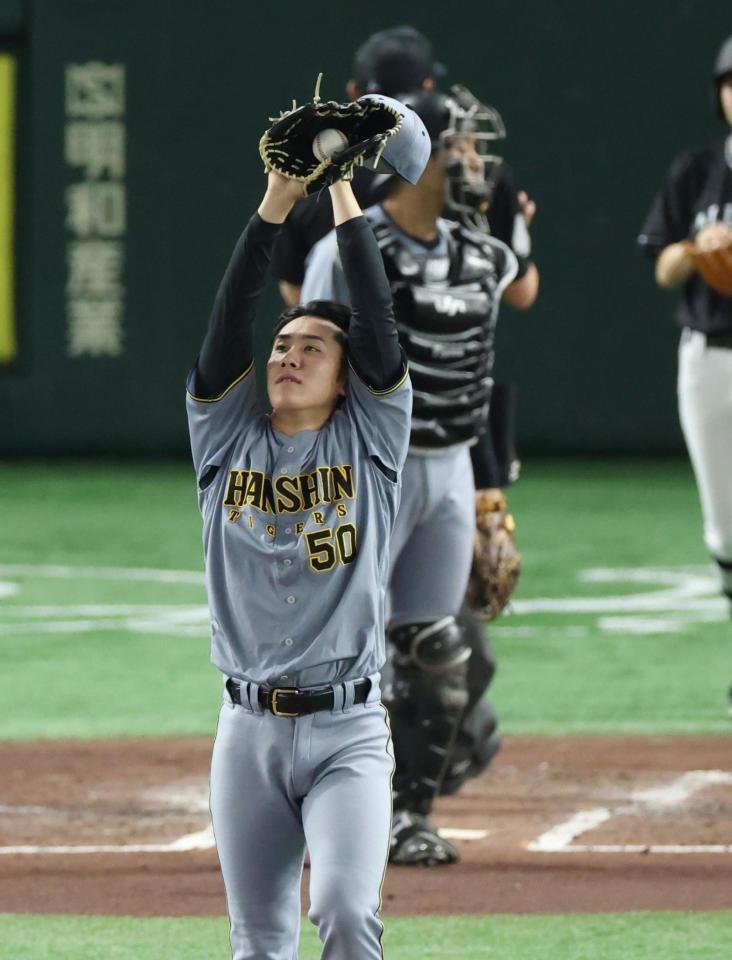 　３回、ピンチで汗をぬぐう富田（撮影・金田祐二）