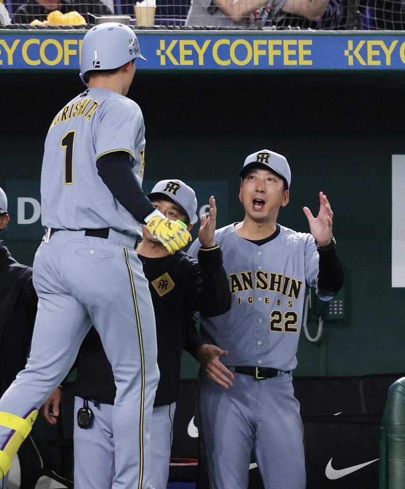 　４回、同点ソロを放った森下（左）を迎える藤川監督