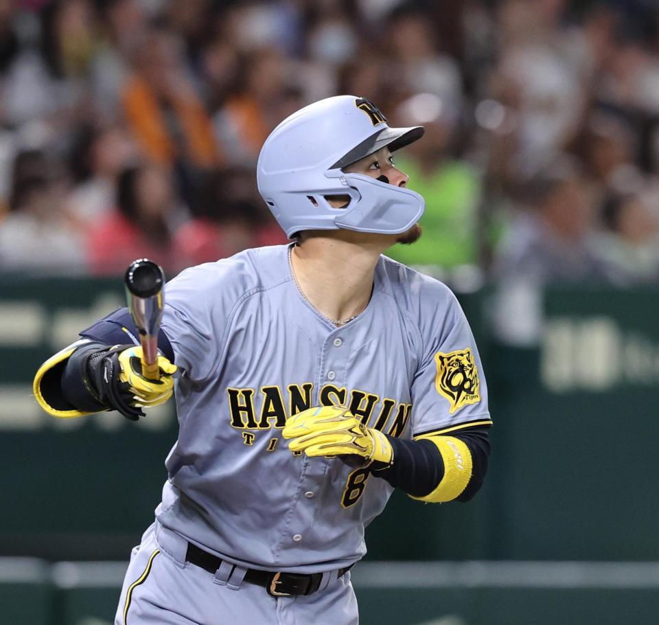 　９回、佐藤輝が右中間に３ランを放つ