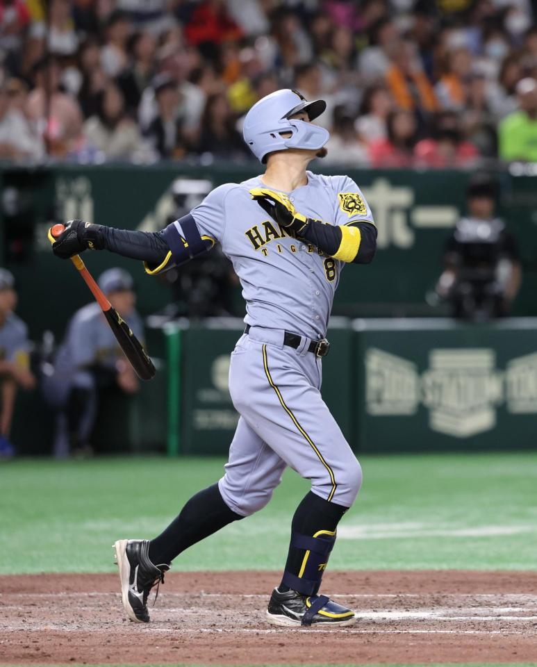 　９回、佐藤輝が右中間に３ランを放つ