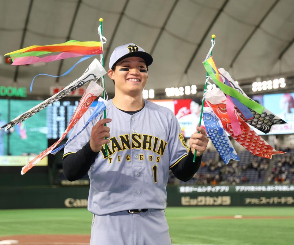 　４安打で大活躍の森下は鯉のぼりを手に笑顔を見せる（撮影・田中太一）