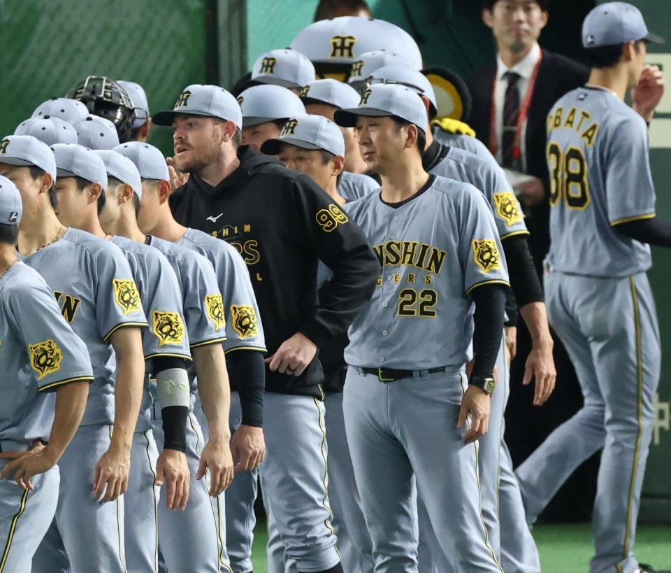 　ナインを迎える藤川監督とビーズリー（撮影・金田祐二）