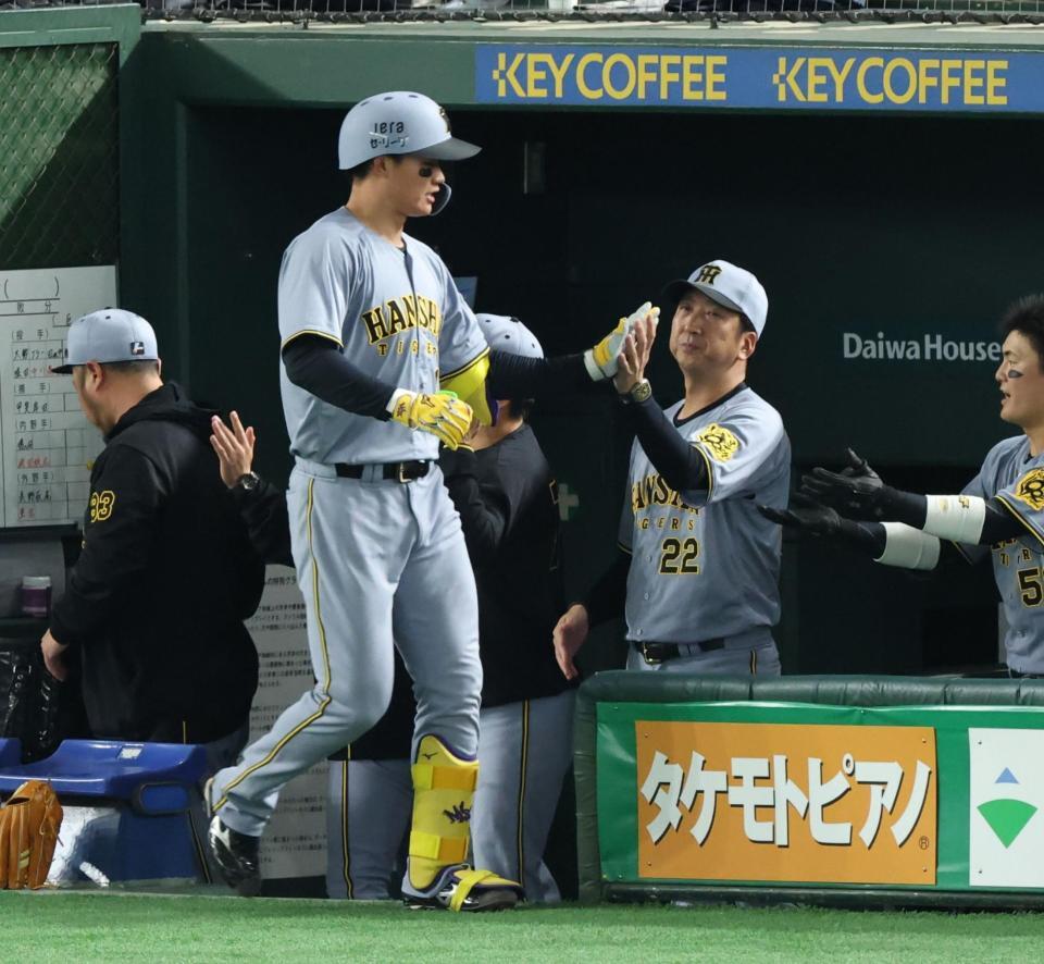 　４回、同点ソロを放った森下（手前）を迎える藤川監督（撮影・金田祐二）