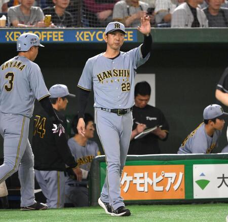 　４回、投手交代を告げる藤川監督（撮影・堀内翔）