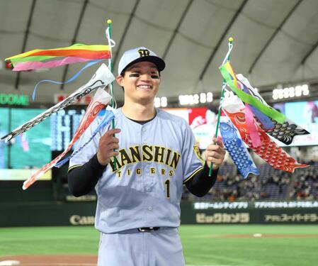 　鯉のぼりを手に笑顔を見せる森下（撮影・田中太一）