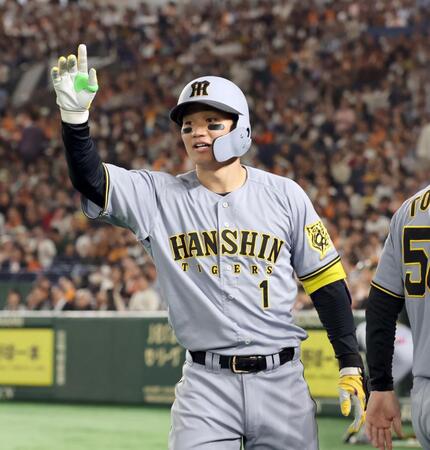 　４回、ソロを放った森下は声援に応える（撮影・田中太一）