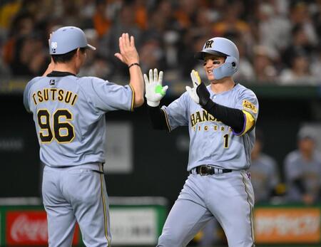 　４回、同点のソロを放ち筒井コーチ（左）に迎えられる森下（撮影・堀内翔）