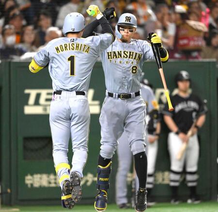 　４回、同点のソロを放った森下（１）とタッチを交わす佐藤輝（撮影・堀内翔）