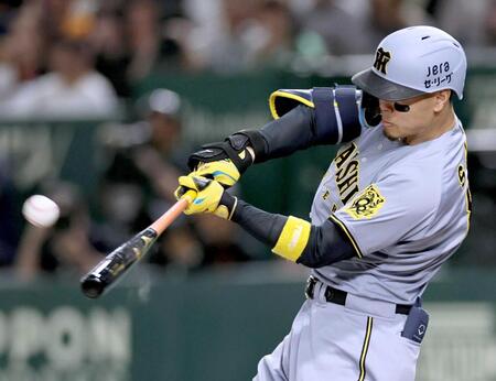 　９回、３ランを放つ佐藤輝