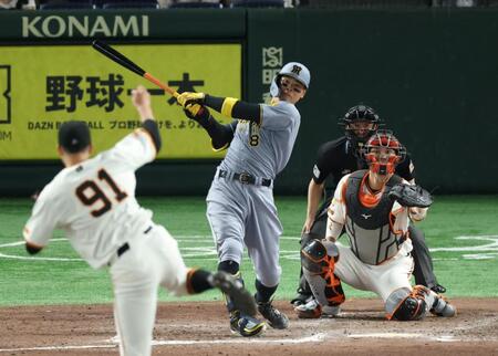 　９回、右中間に３ランを放つ佐藤輝（撮影・金田祐二）