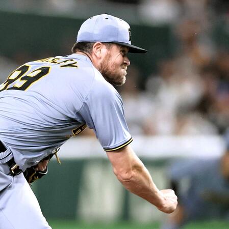 　４回から登板し、投げ込むビーズリー（撮影・田中太一）