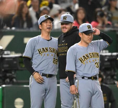 　試合後、藤川監督（左）から声をかけられるビーズリー（撮影・堀内翔）