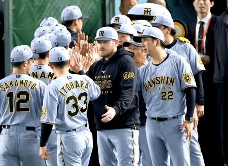 阪神“球児流”G封じ 富田&坂本→ビーズリー&梅野 バッテリー異例の交代「元々プランにあった」