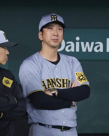 　３回表、試合を見つめる藤川監督