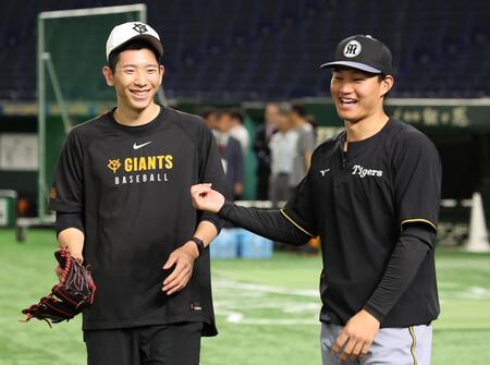 　練習前、談笑する森下（右）と戸郷（撮影・田中太一）