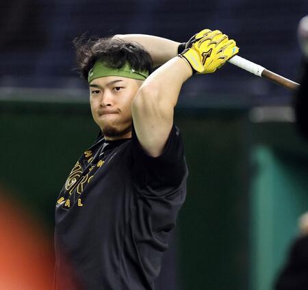 　バットを振りながら打撃練習を待つ佐藤輝（撮影・田中太一）