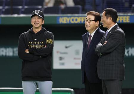 　話をする（左から）藤川監督、山本浩二氏、中畑清氏（撮影・田中太一）