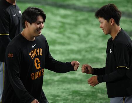 　笑顔であいさつする馬場（左）と門別（撮影・金田祐二）