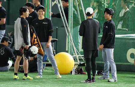 　話し込む（左から）大勢、湯浅、戸郷、才木（撮影・金田祐二）