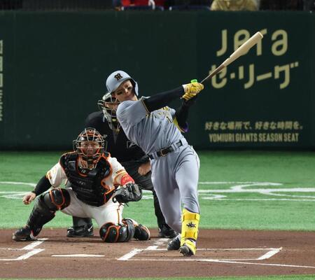 　１回、左前に先制適時打を放つ森下（撮影・金田祐二）