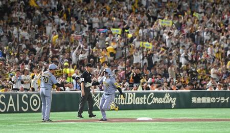 　２回、２ランを放ち三塁を回る森下（撮影・堀内翔）