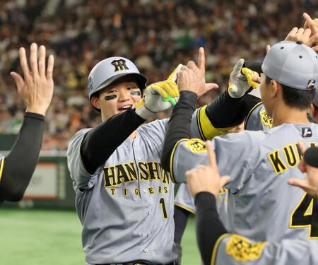 　２回、２ランを放った森下はナインに迎えられ笑顔を見せる（撮影・田中太一）