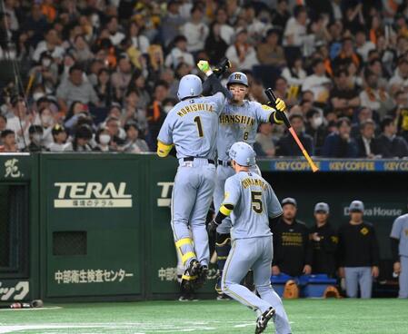 　２回、２ランを放った森下（左）を迎える佐藤輝（撮影・堀内翔）