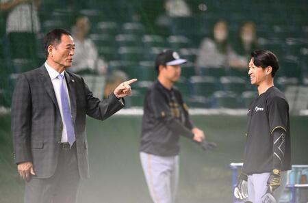 　試合前に中畑清氏（左）から声をかけられる近本（撮影・堀内翔）