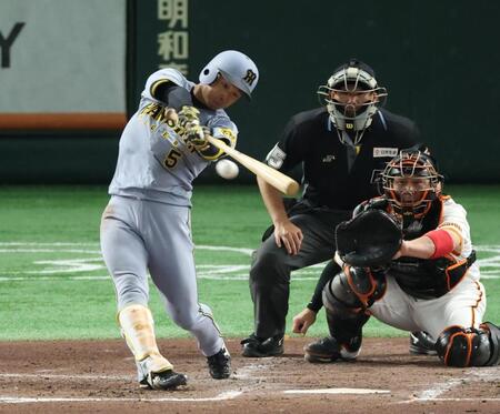 　３回、２点三塁打を放つ近本（撮影・金田祐二）