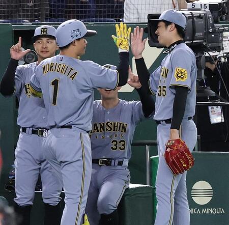 　２回、２ランを放った森下（左）とタッチを交わす才木