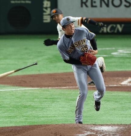 　３回、吉川の打球を受ける才木（撮影・金田祐二）