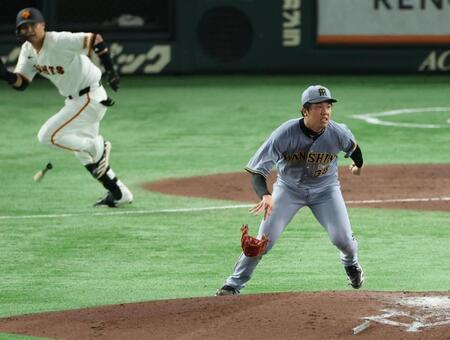 　３回、吉川の打球を受けグラブを離してボールを追う才木（撮影・金田祐二）