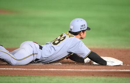 　５回、内野安打を放ち一塁にヘッドスライディングする中川（撮影・堀内翔）