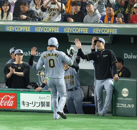 　８回、代打で二塁打を放った木浪を迎える才木ら（撮影・金田祐二）