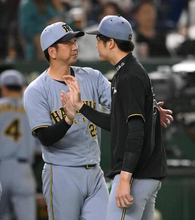 　試合後、才木（右）とタッチを交わす藤川監督（撮影・堀内翔）