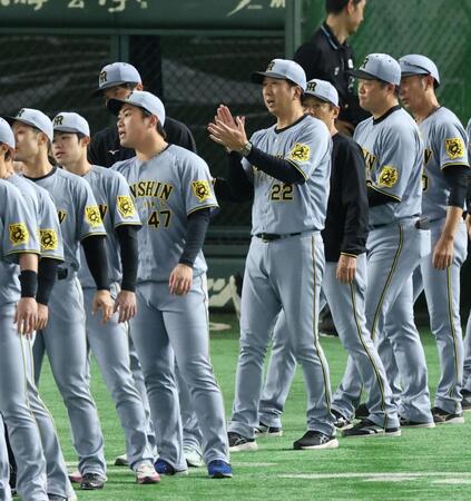 　手をたたいてナインを迎える藤川監督（撮影・金田祐二）